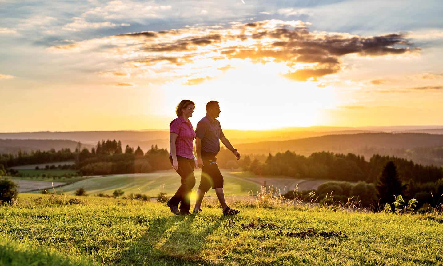 Wandern bei Sonnenuntergang in Österreich