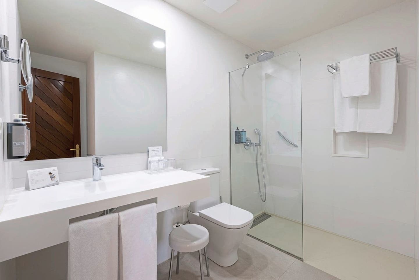 Wohnbeispiel Doppelzimmer Standard seitl. Meerblick (Bad)