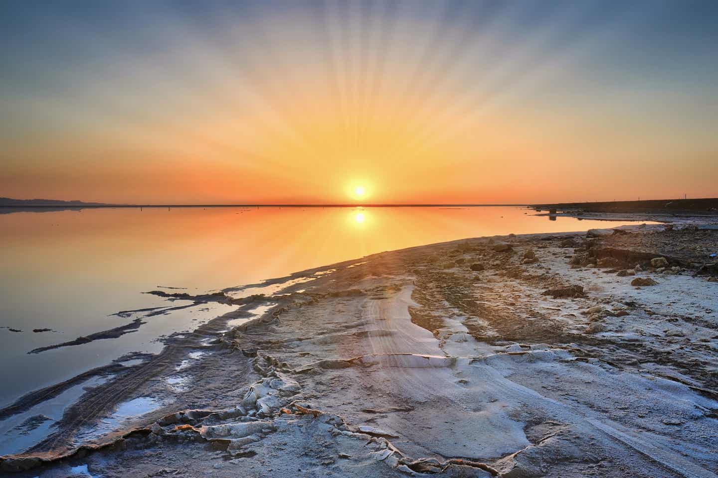 Sonnenaufgang am Salzsee Chott el Djerid, Sahara