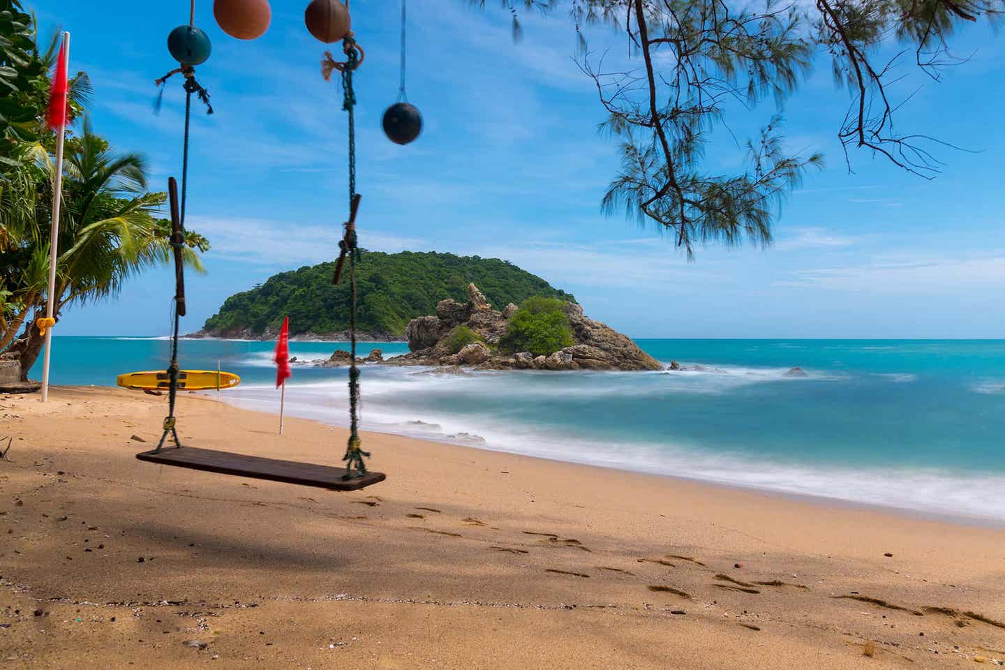 Ya Nui Beach in Phuket mit Schaukel im Vordergrund und Insel im Hintergrund