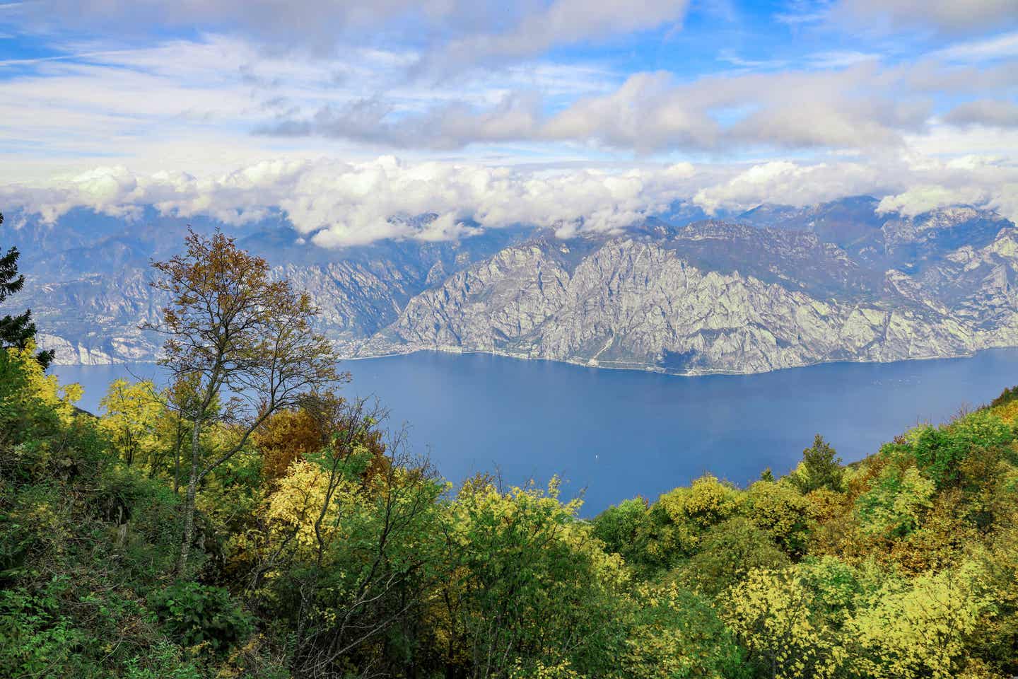 Monte Baldo Wanderung Blick auf Gardasee und Berggipfel