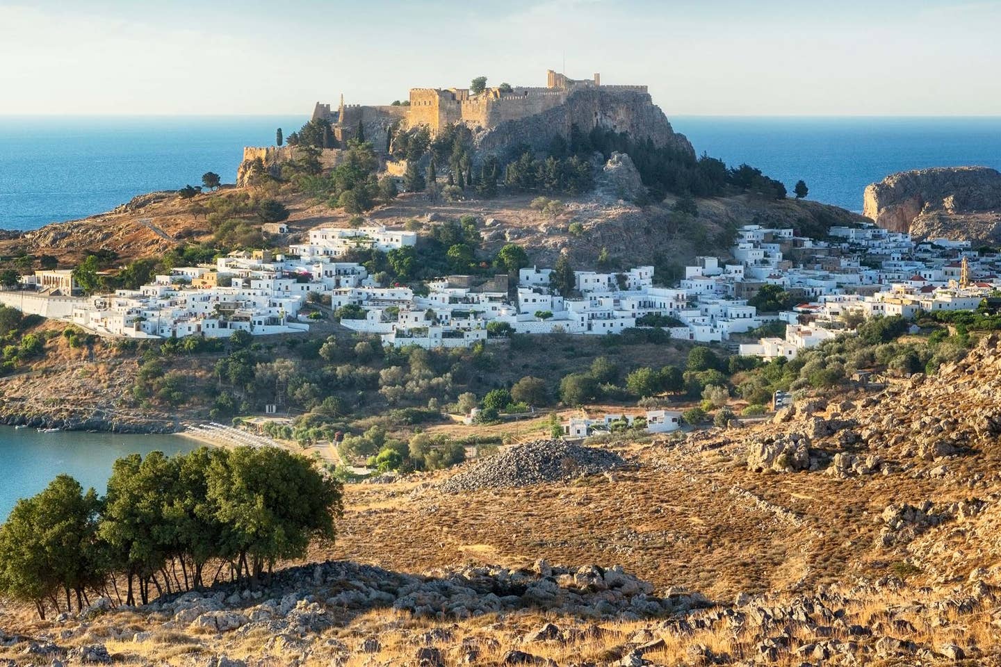 Rhodos Urlaub mit DERTOUR. Blick auf Lindos und die Akropolis von Rhodos über dem Dorf