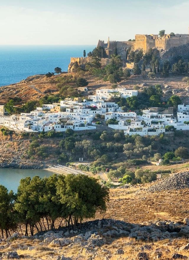 Rhodos Urlaub Rhodos Urlaub mit DERTOUR. Blick auf Lindos und die Akropolis von Rhodos über dem Dorf