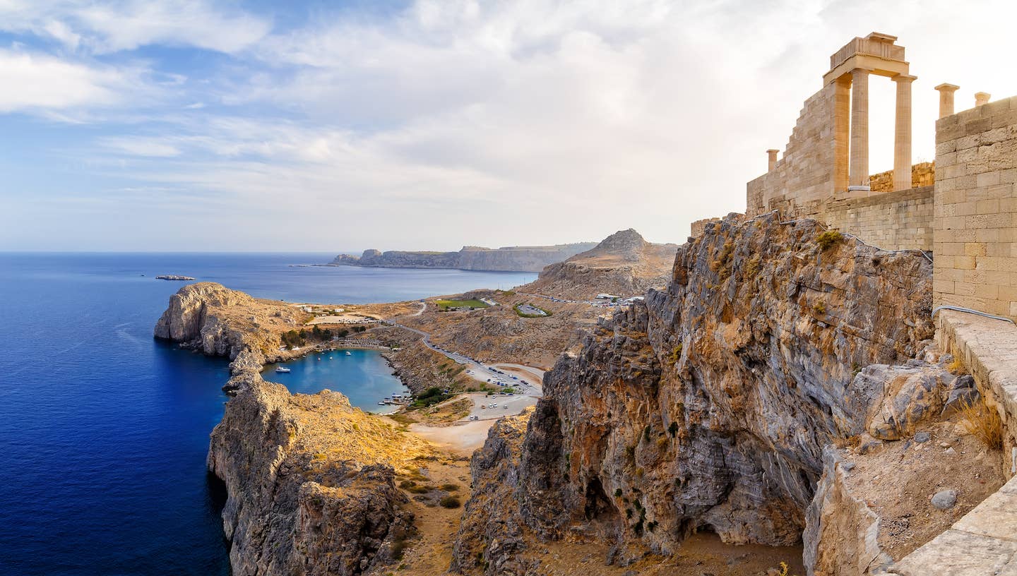 Rundreisen Rhodos: die Akropolis über der Bucht von Lindos auf Rhodos