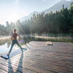 berge-frau-yoga-sport-gettyimages-1090245986.jpg