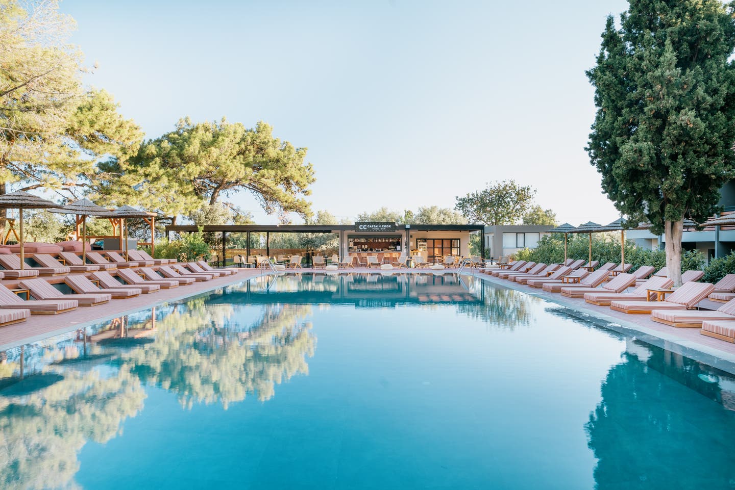 Pool Area mit Liegen des Cooks Club Ialysos