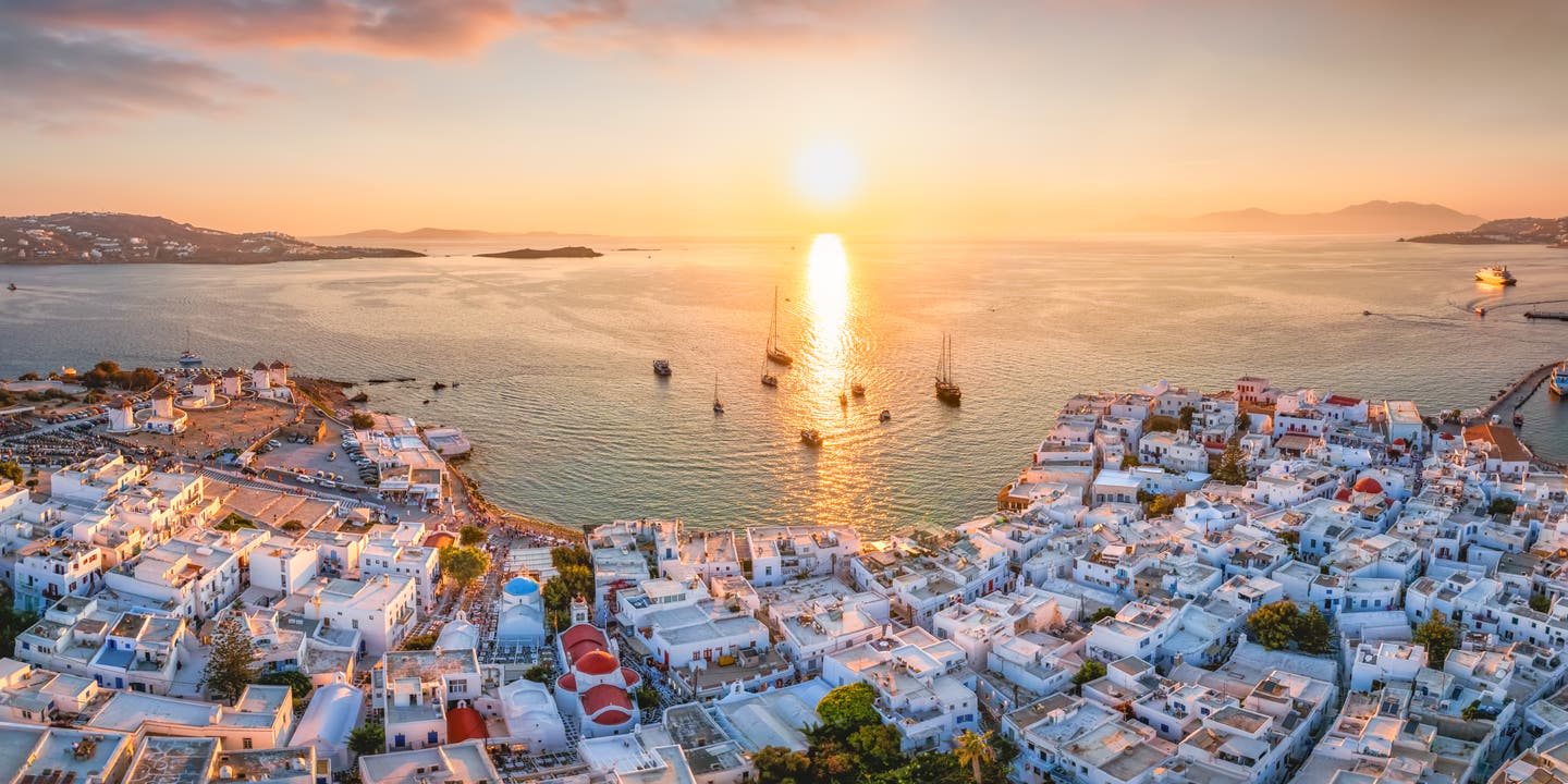 Sonnenuntergang über der Bucht von Mykonos-Stadt