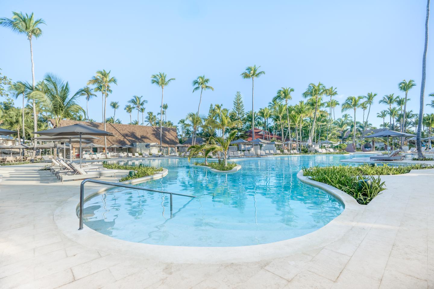 Große Poollandschaft mit Poolbar