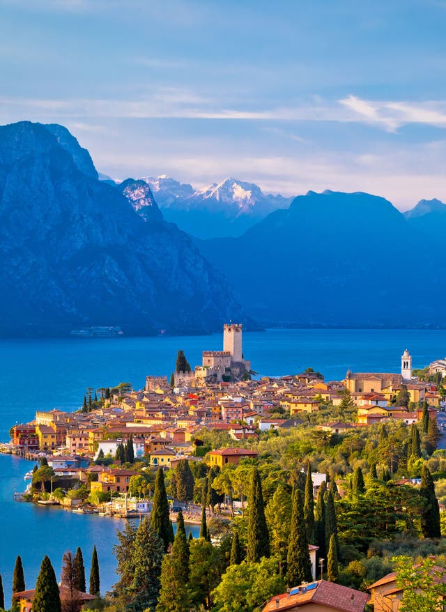 Hotel am Gardasee buchen Blick auf Malcestine am Gardasee