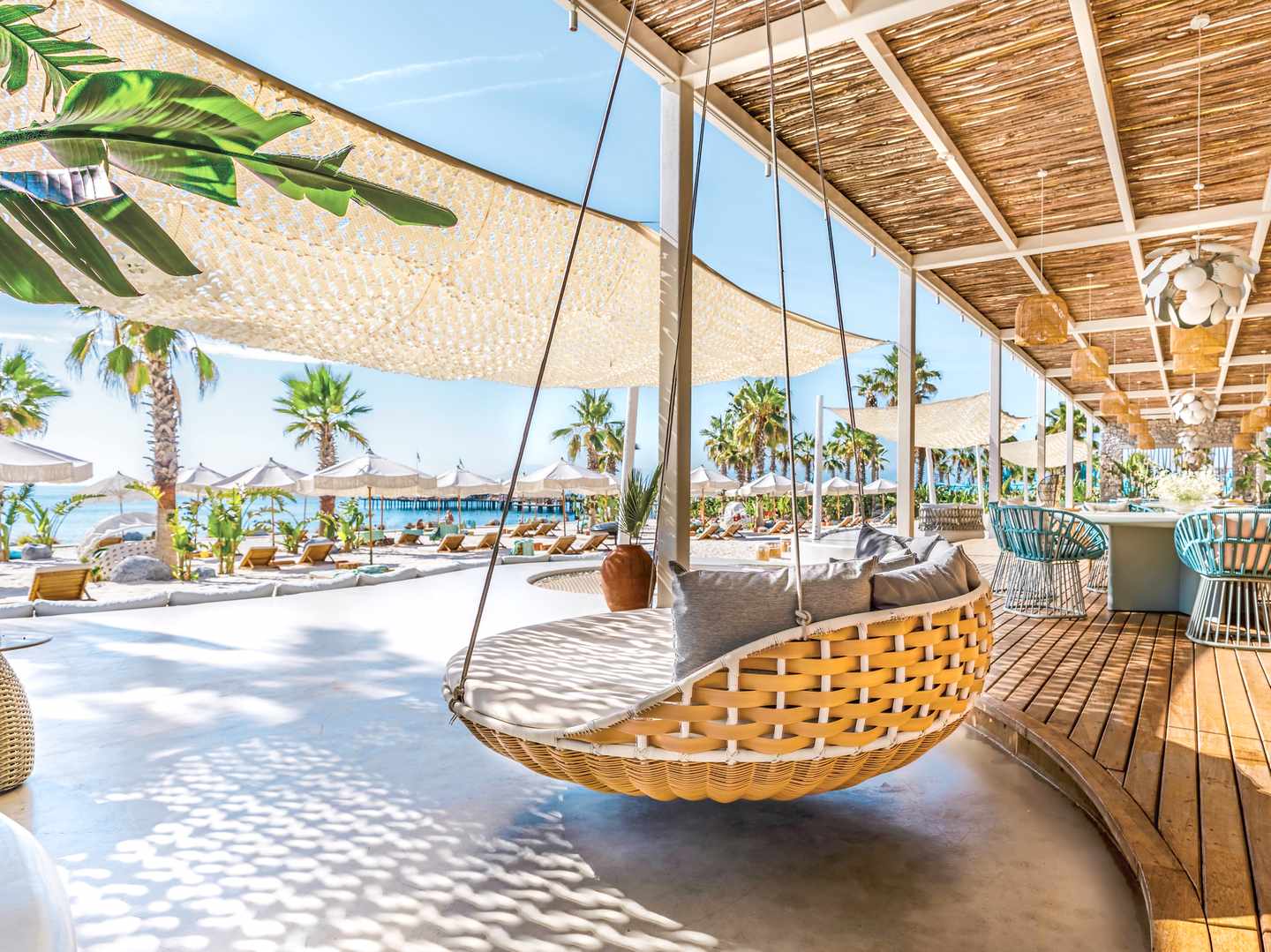 Beste Wellnesshotels mit Ruhebereichen Hängende Lounge-Sessel im Poolbereich