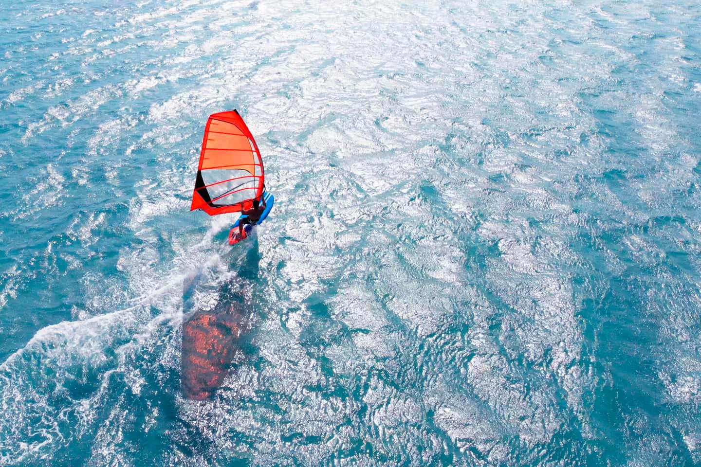 Windsurfer auf dem offenen Meer