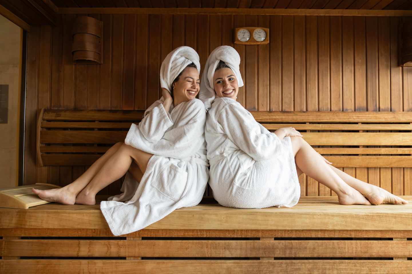 wellness-freundinnen-wellnesswochenende-sauna-bademantel-gemeinsamer-saunagang-g-2207073759.jpg
