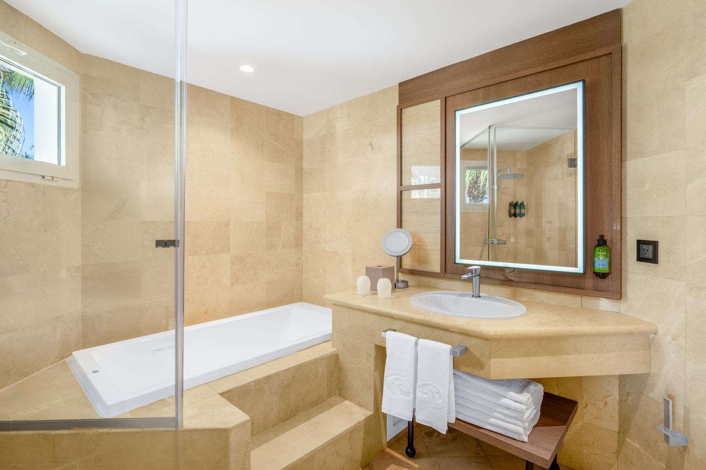Bad mit Wanne Junior Suite Garden View