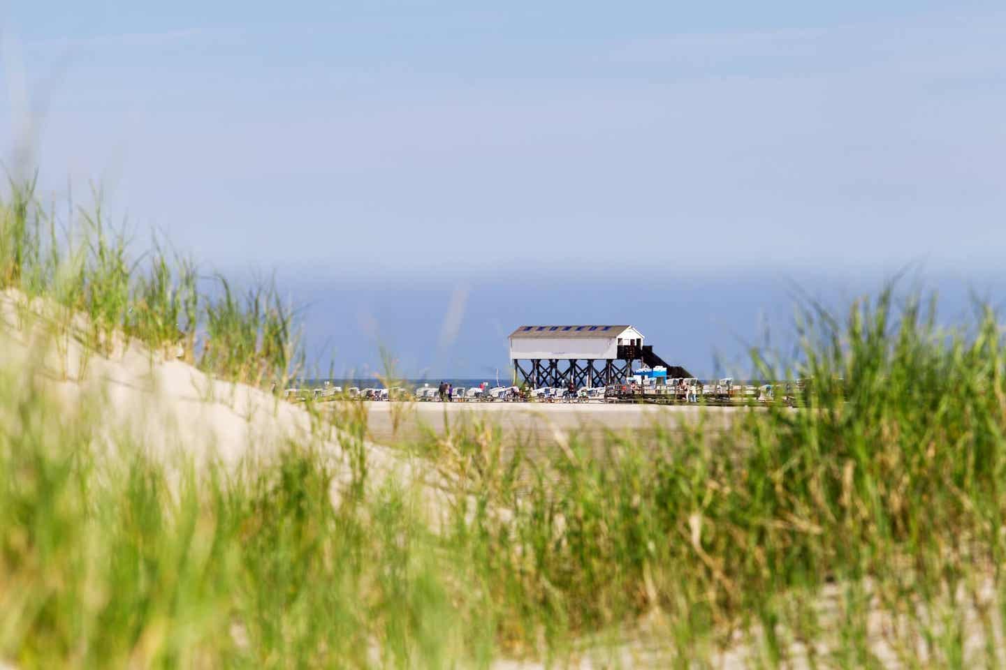 Fotolocation am Meer: Pfahlbau in den Dünen von St. Peter-Ording