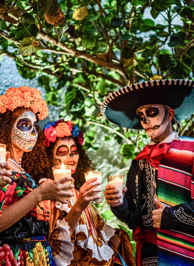 Dia de los Muertos Eine Gruppe in Festtagskleidung am Día de los Muertos in Mexiko, Karibik
