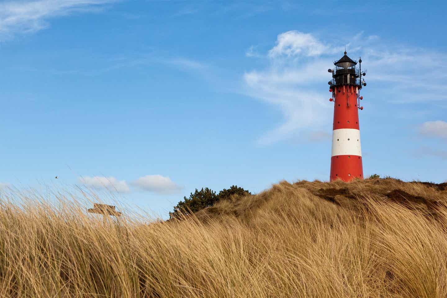 Aussicht auf den Leuchtturm in den Dünen von Hörnum