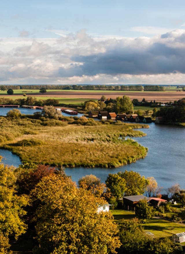 Zu den Angeboten Hotel an der Mecklenburgischen Seenplatte mit Bahn - Blick auf die Müritz