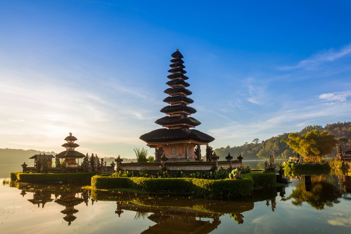 Rundreisen Indonesien: der Hindutempel Bura Ulun Danu Bratan auf Bali Rundreisen Indonesien: der Hindutempel Bura Ulun Danu Bratan auf Bali