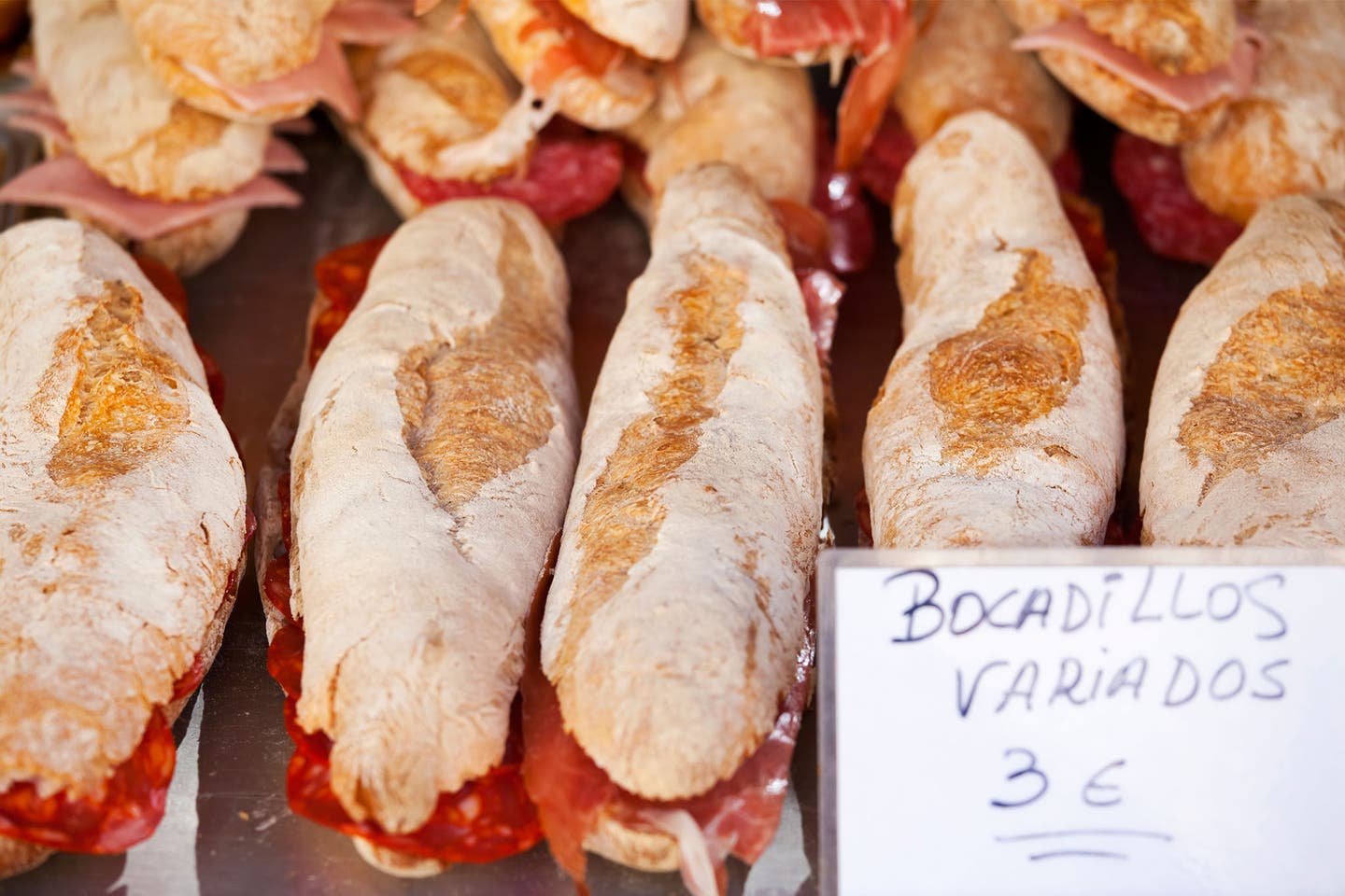 Frisch belegte Baguettes als Pausensnack