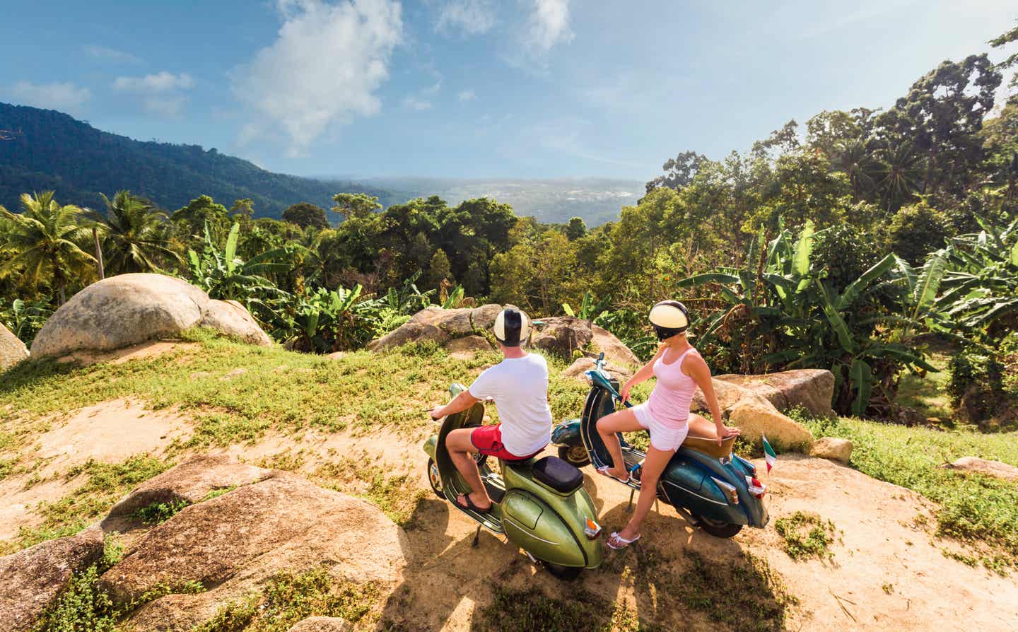 Pärchen auf Rollern auf einer asiatischen Insel
