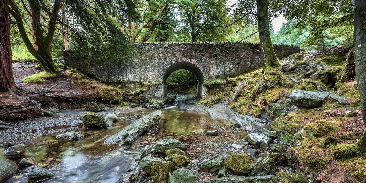 Eine Brücke im Tollymore Forest Park in Nordirland, der viele Bilder für „Game of Thrones“ lieferte