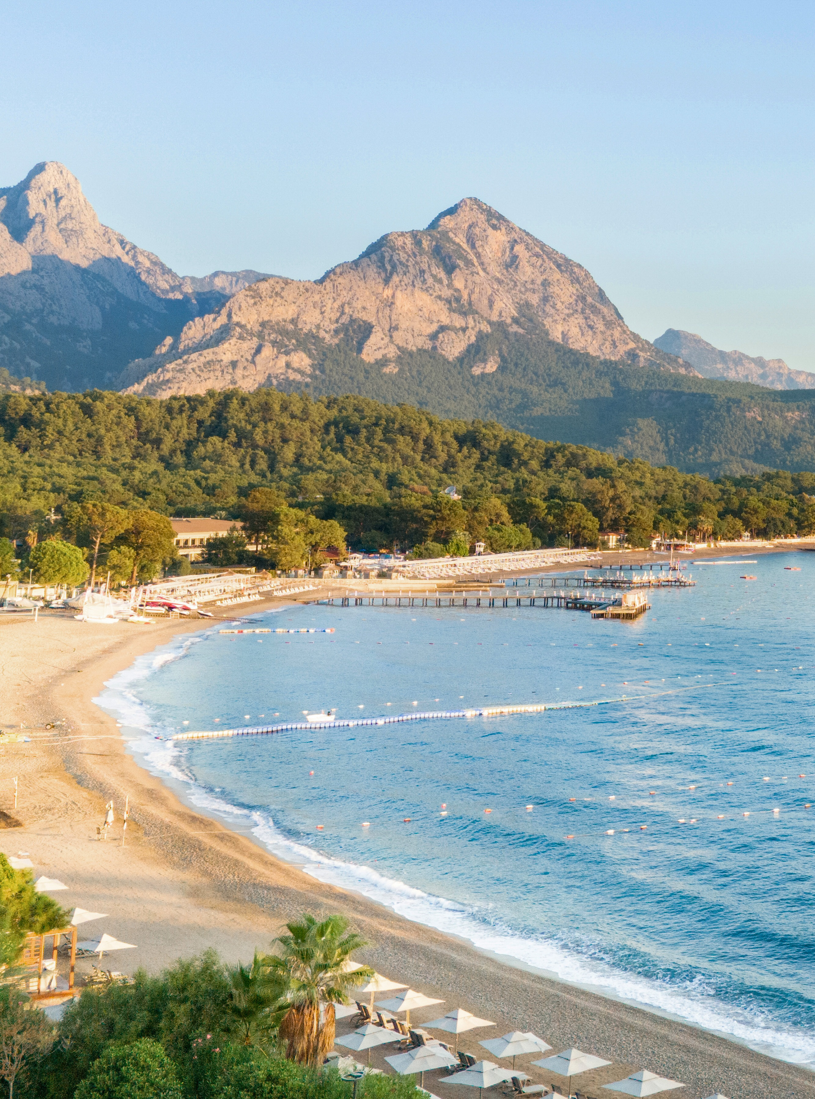 Türkei Urlaub: Antalya Bucht von oben mit Sandstrand
