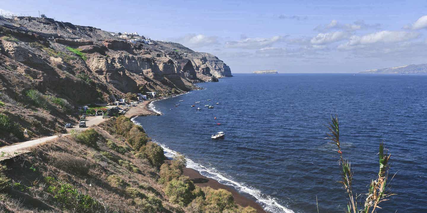 Santorinis Strände: Caldera Beach an der Bella Bay