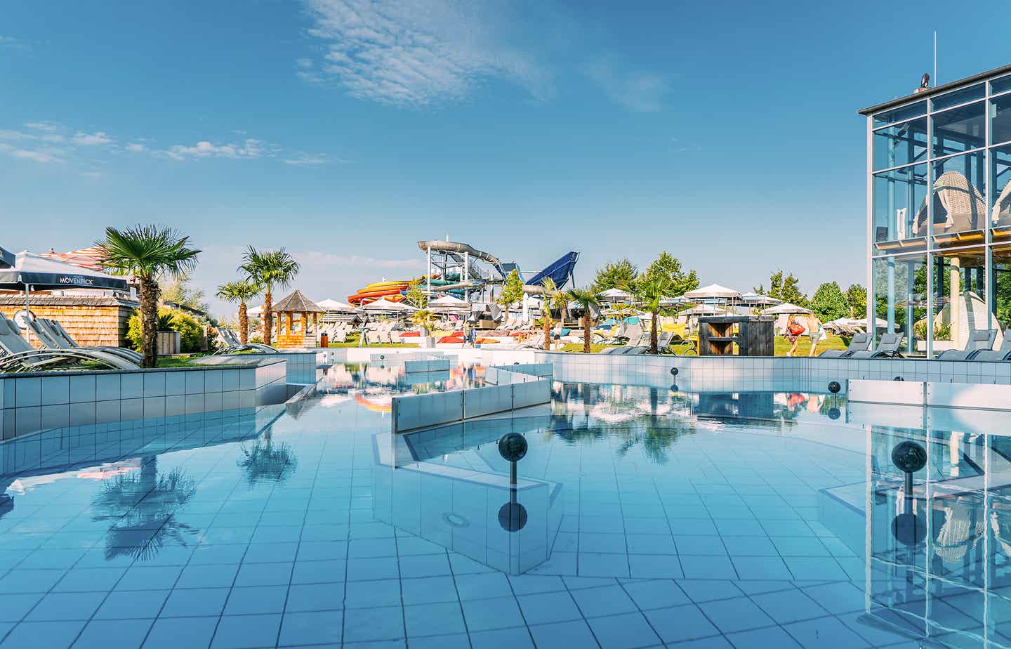 Wasserparks in Deutschland: der Außenpool der Therme Erding bei München