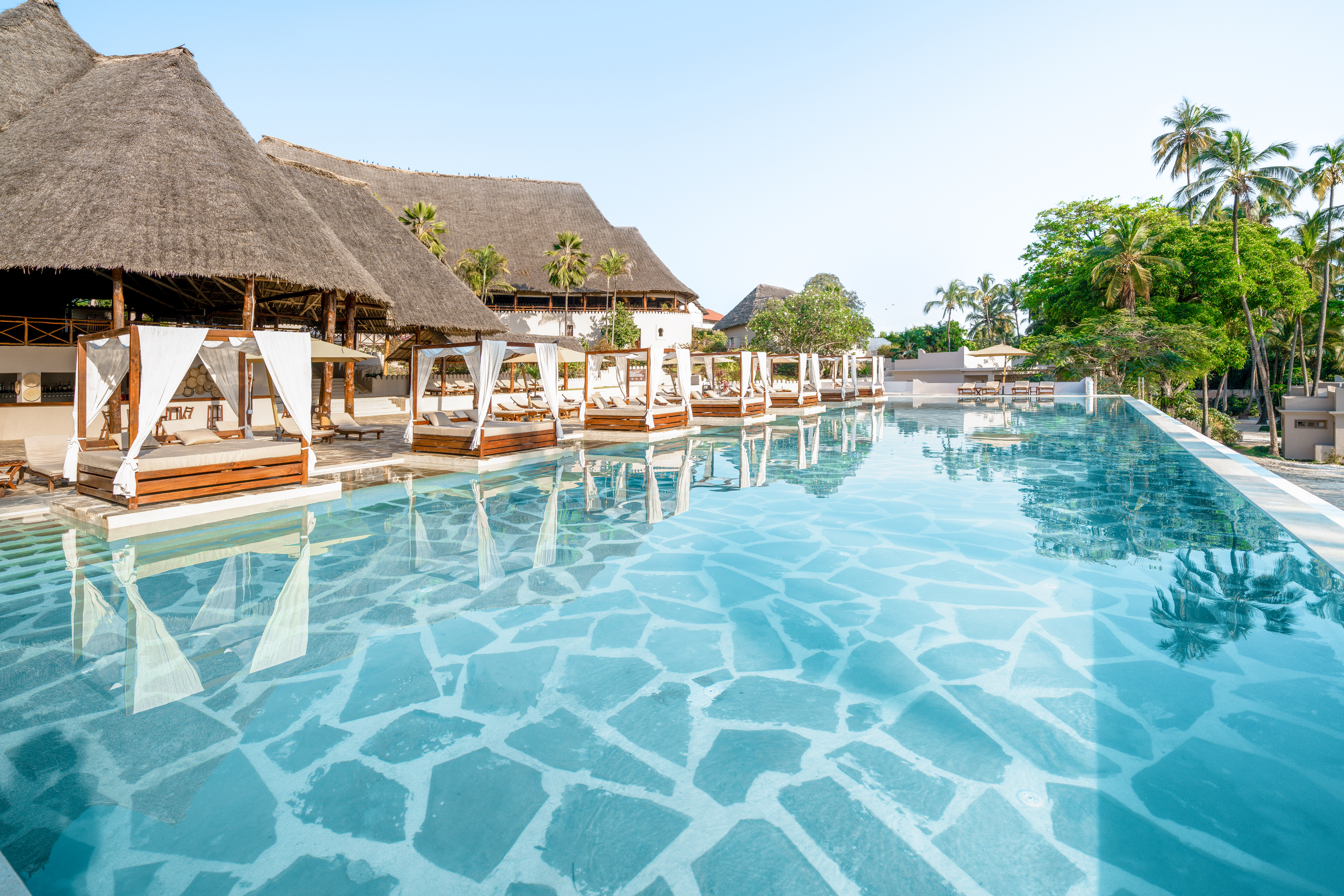 Sonnenliegen am zentralen Pool des Mapenzi Beach Hotels