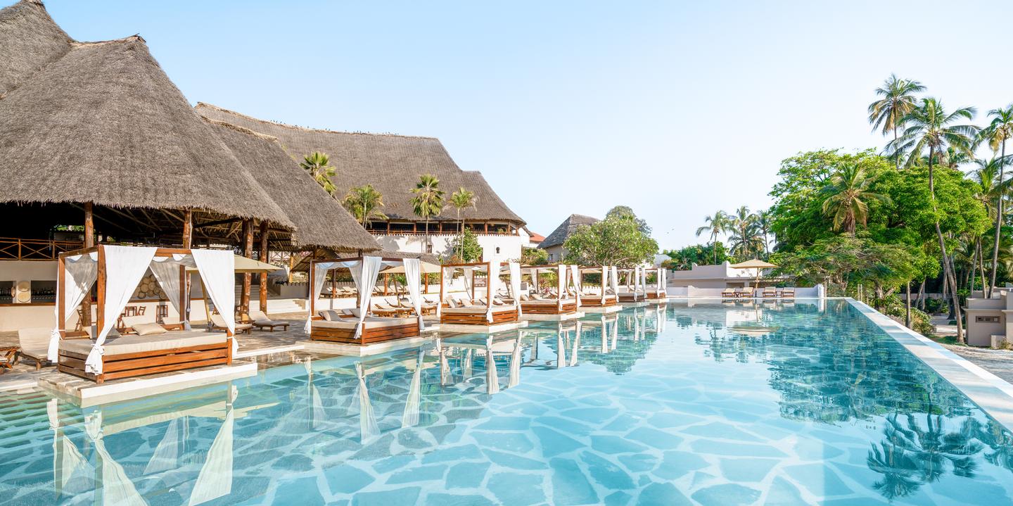 Sonnenliegen am zentralen Pool des Mapenzi Beach Hotels