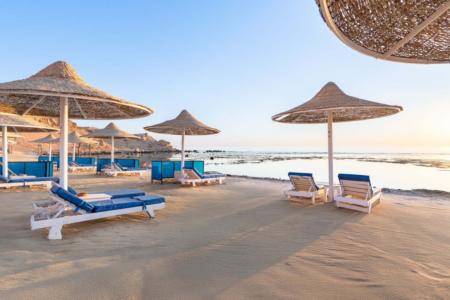 Schirme und Liegen am Hotelstrand