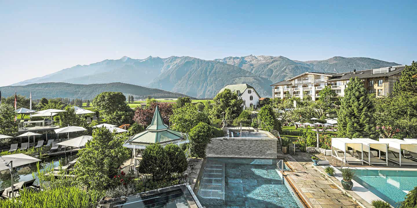Blick auf das Alpenresort Schwarz mit Bergen im Hintergrund