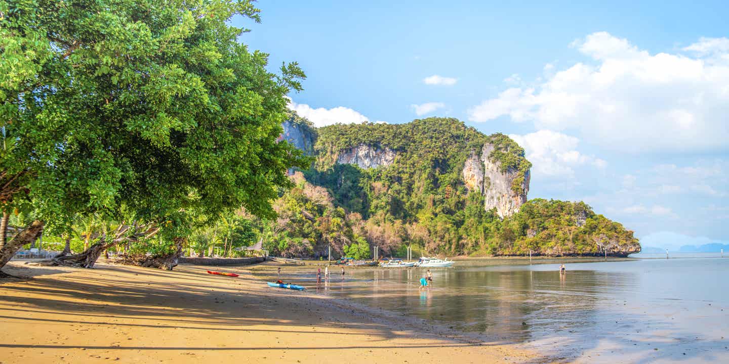 Bezaubernde Bucht mit Sandstrand als Geheimtipp für Thailands Inselwelt