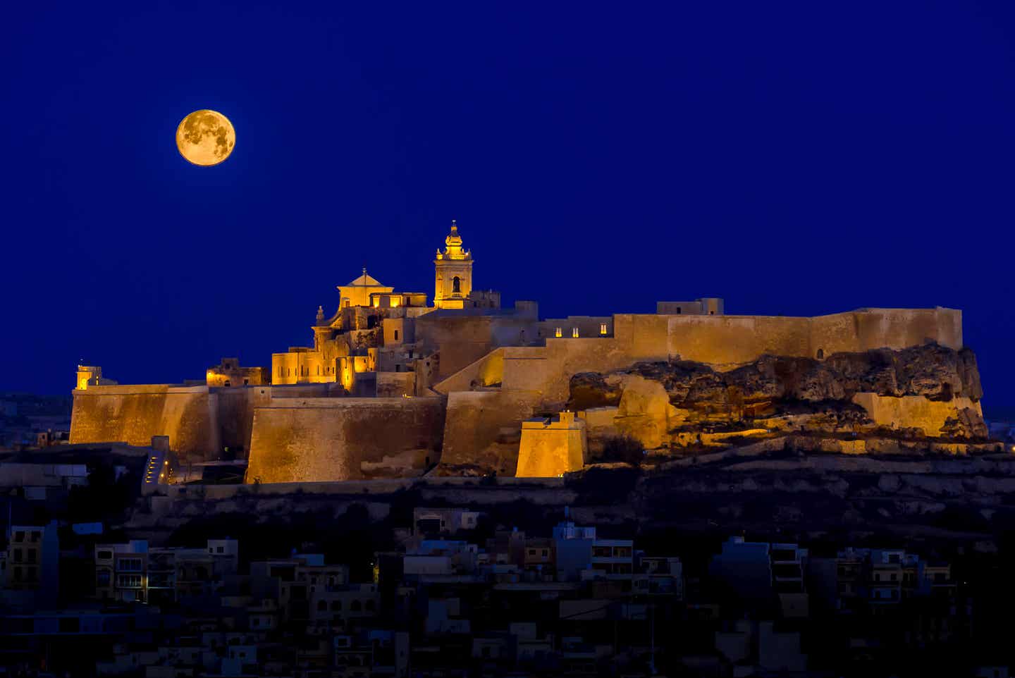 Urlaub auf Gozo – Zitadelle von Victoria bei Nacht