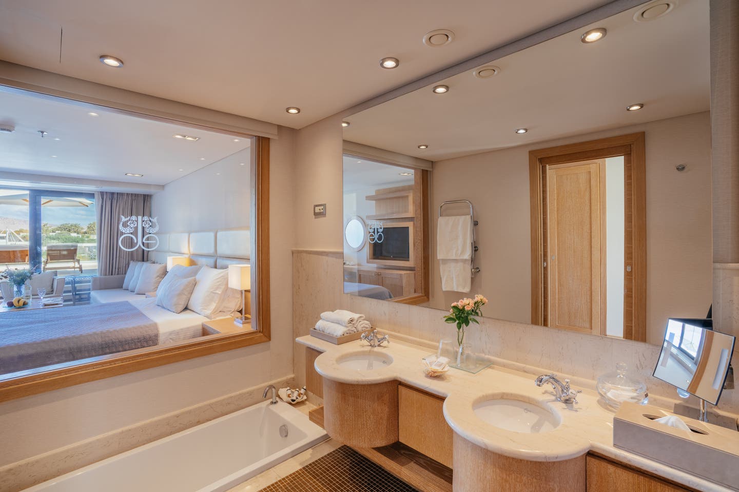 Badezimmer mit Glaswand zum Schlafzimmer