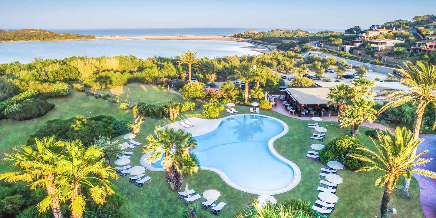 Blick auf die Poollandschaft des Aquadulci Hotels auf Sardinien