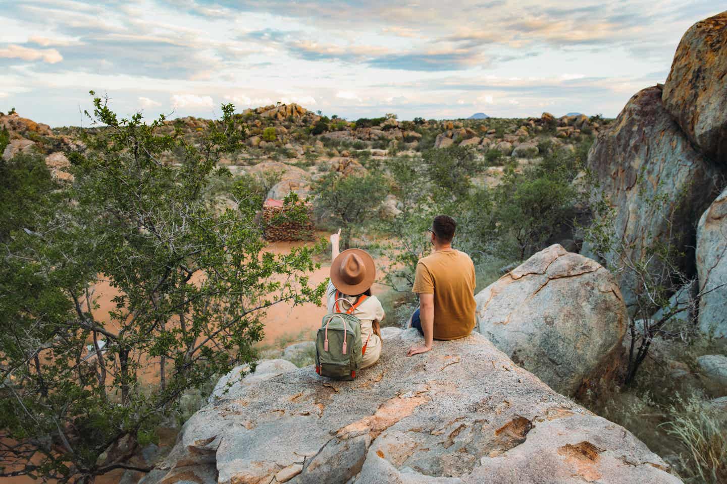 Urlaub in Namibia – zu Zweit den Sonnenuntergang über der afrikanischen Savanne genießen