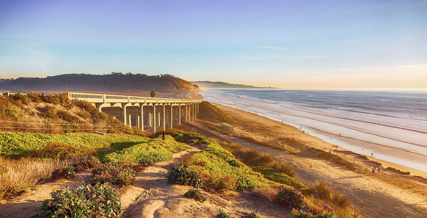 Hochwinkelaufnahme einer kalifornische Küstenlinie am Pacific Coast Highway