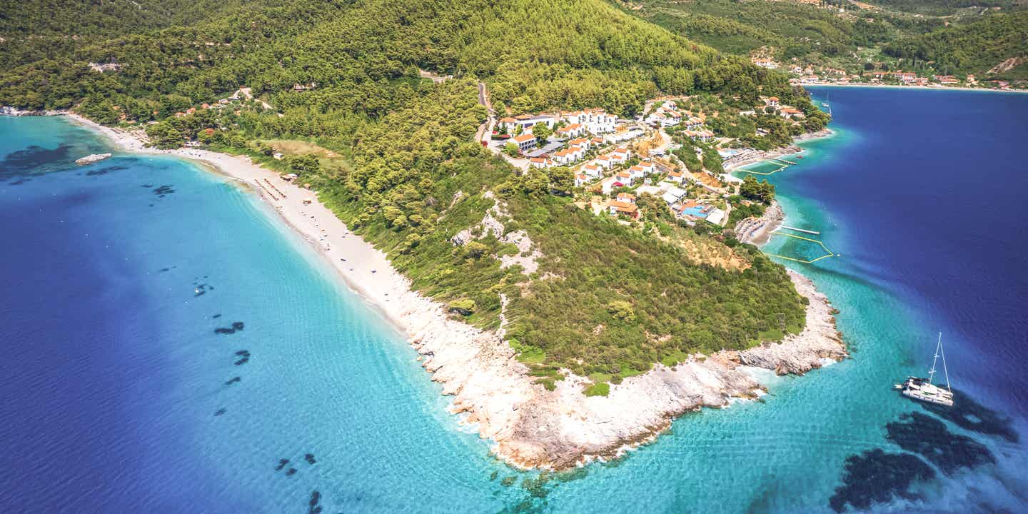 Instagram-Spot: Adrina Beach auf Skopelos mit klarem Wasser und grünen Hügeln im Hintergrund 