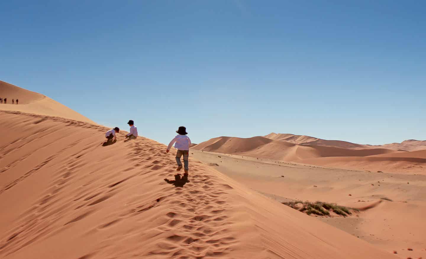 Familienspaß in den roten Sanddünen in Sossusvlei, Namibia