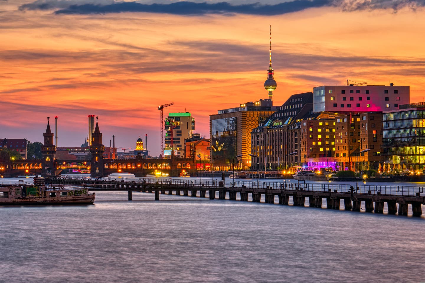 Berliner Skyline mit der Spree im Vordergrund bei Sonnenuntergang