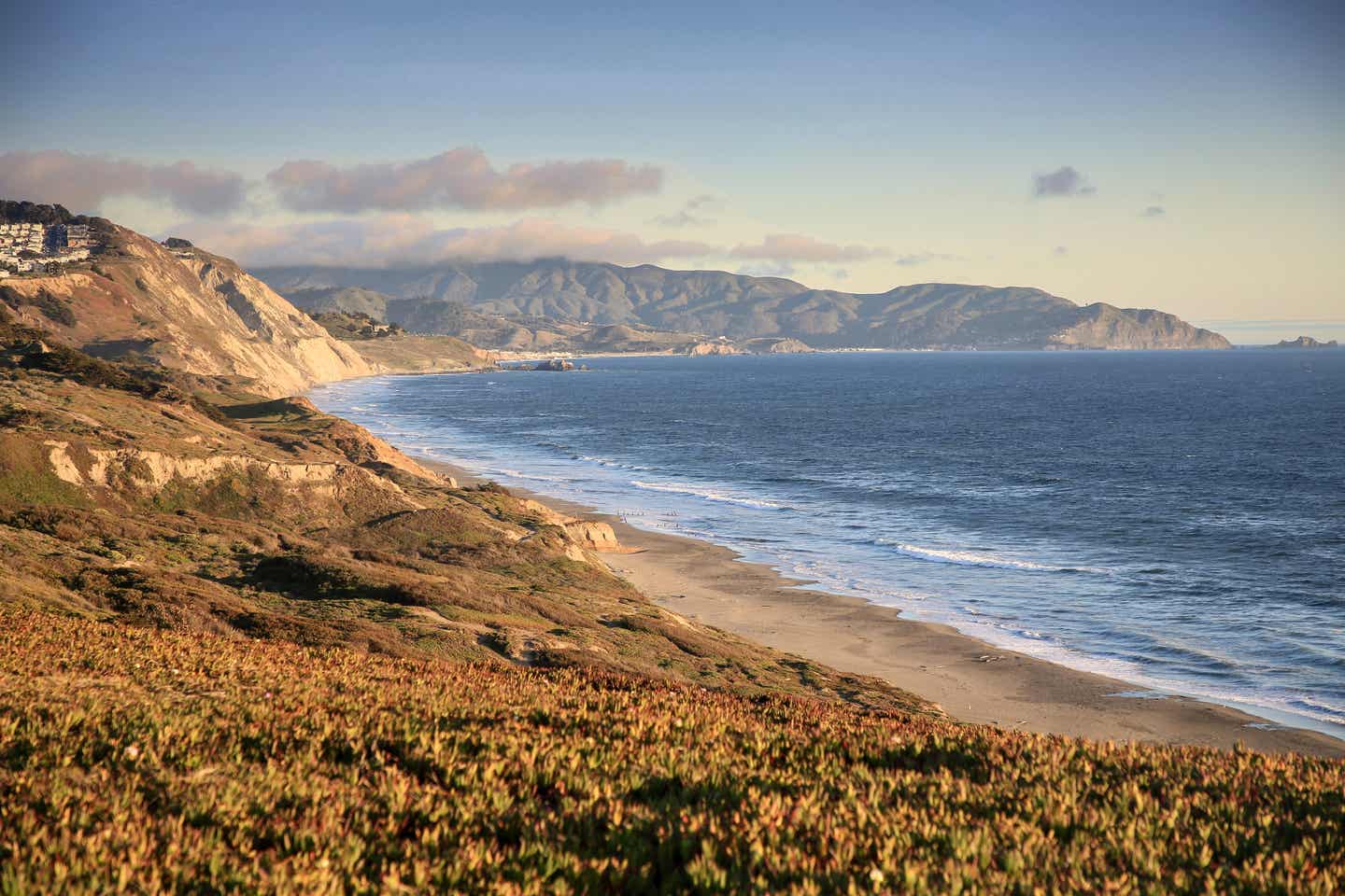 Blick auf die malerische Küste von Funston Beach - ein ruhiger Rückzugsort während des San-Francisco-Urlaubs.