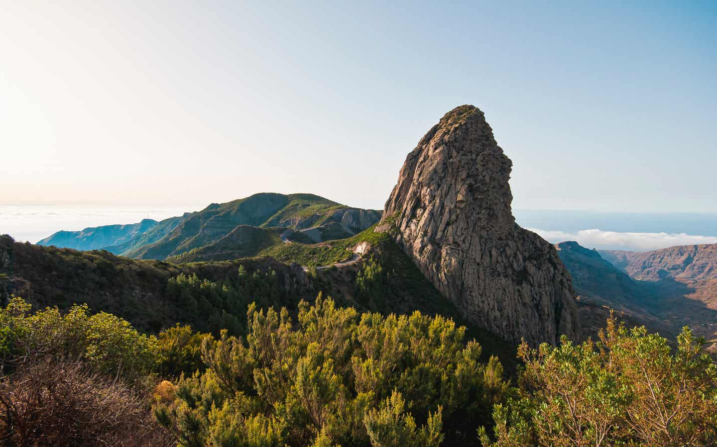 La Gomera Urlaub mit DERTOUR. Aufnahme des Roque de Agando, La Gomeras bekanntestem Berg