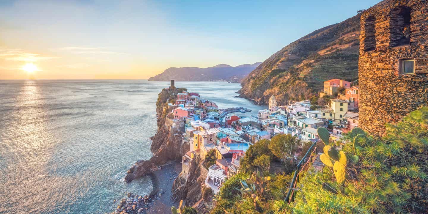 Vernazza bei Sonnenuntergang, mit bunten Häusern am Felsen im Nationalpark Cinque Terre