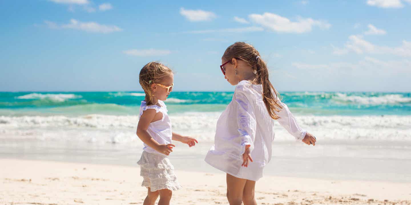 Yucatan Urlaub: Zwei kleine Mädchen spielen am Strand.