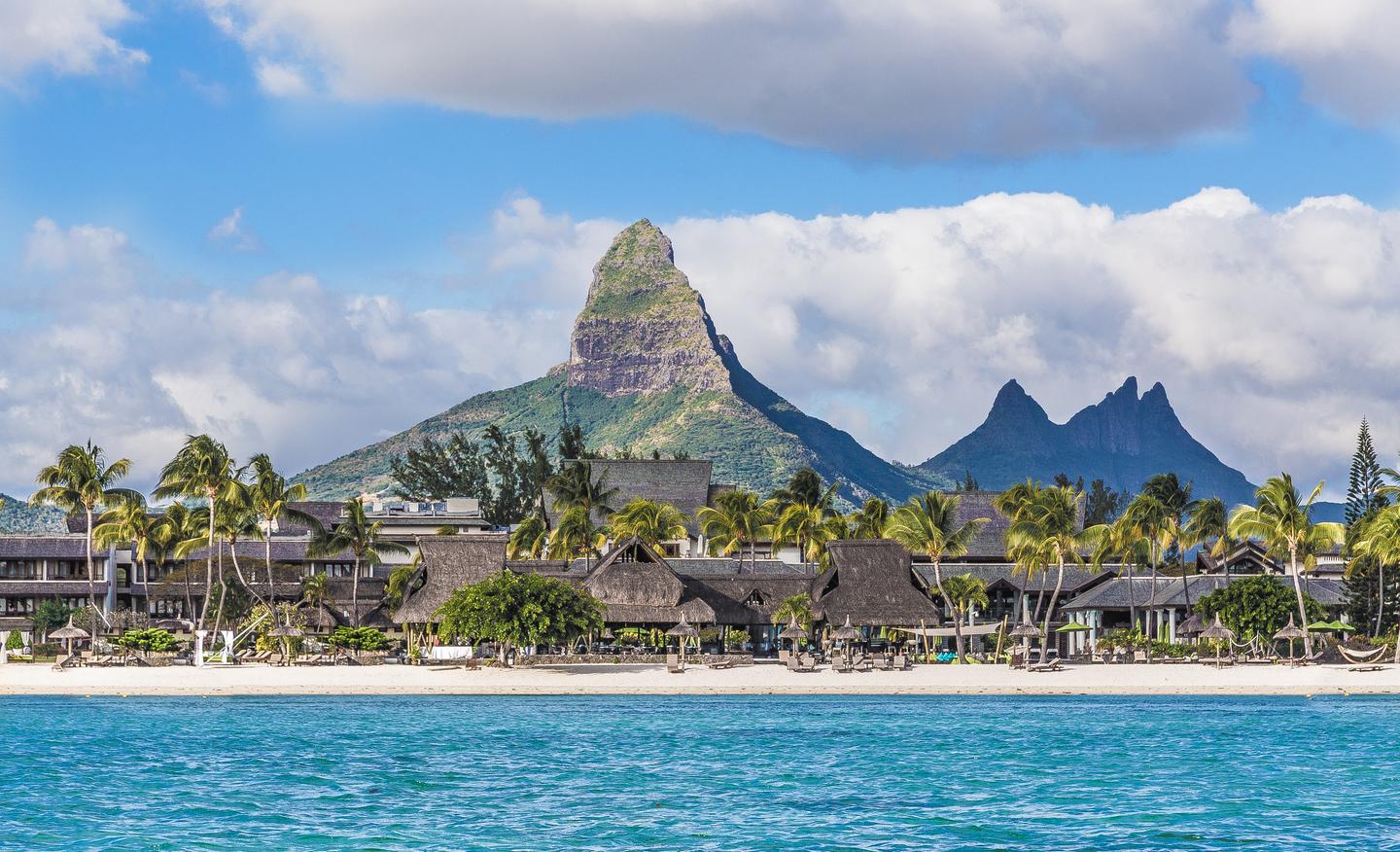 Hotel Mauritius Westküste: Flic En Flac Strand mit Piton de la Petite Rivière Noire