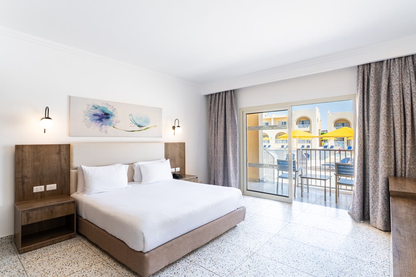 Wohnbeispiel eines Deluxe Familienzimmers mit Poolblick