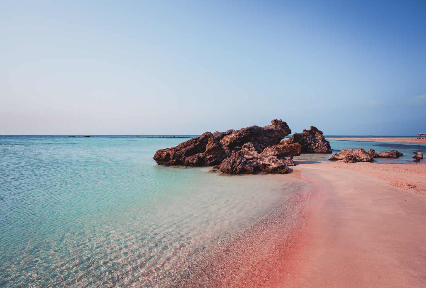 Elafonissi Sandstrand mit türkisblauem Wasser und tiefblauem Himmel