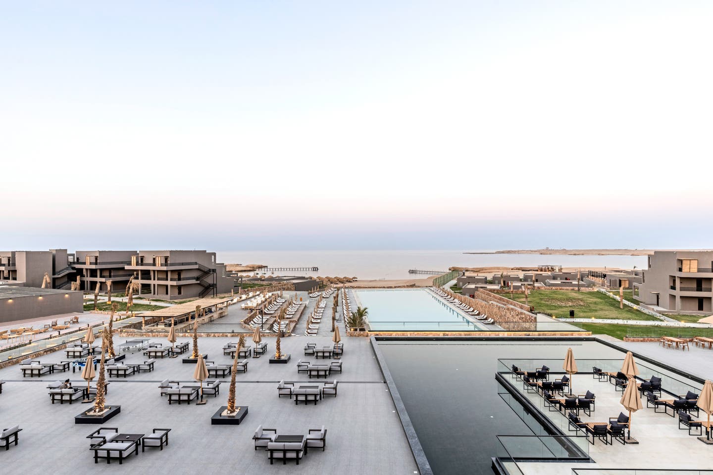 Aldiana Clubhotel Naga Bay mit stilvoller Poollandschaft und Blick auf das ruhige Meer bei Sonnenuntergang