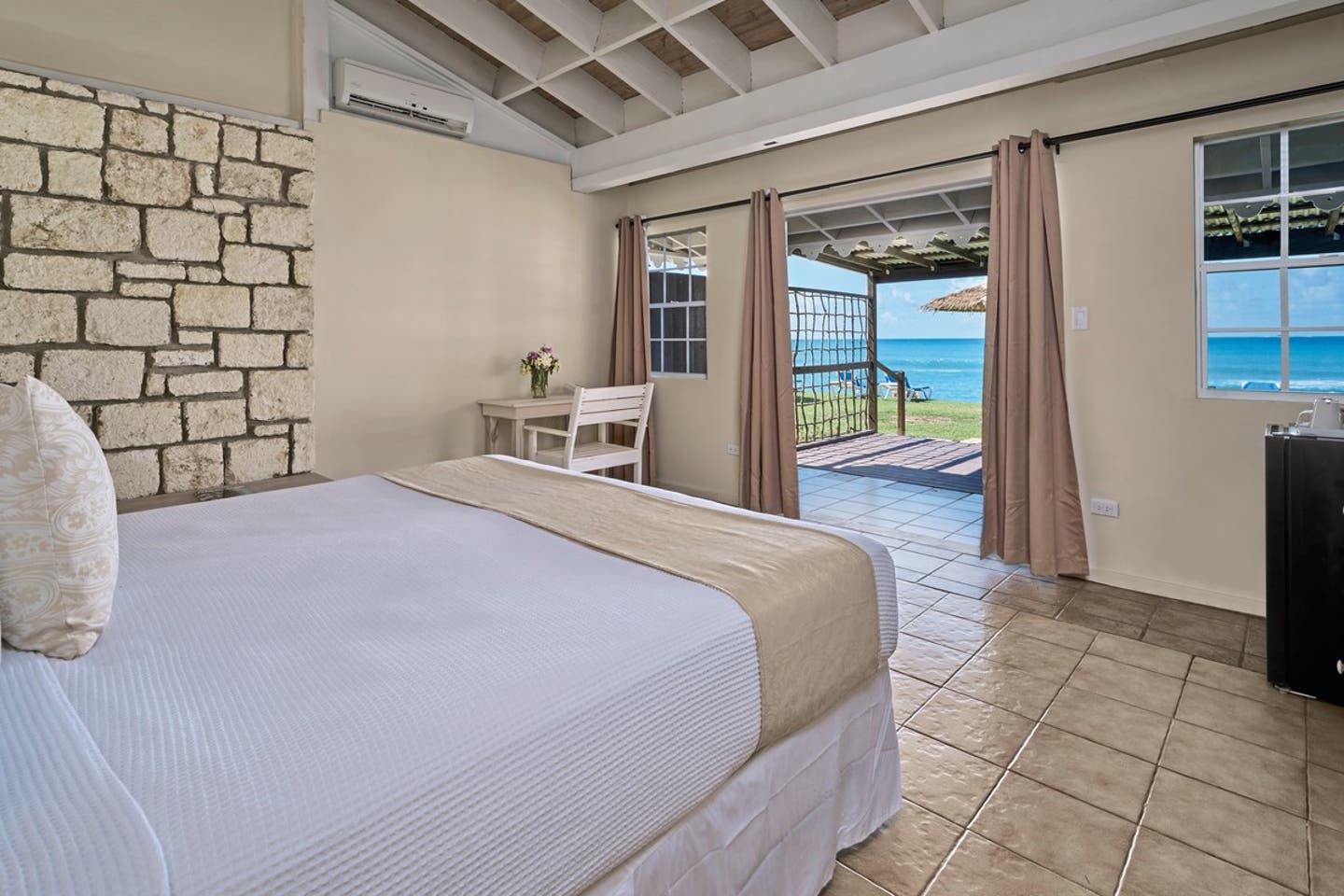 Wohnbeispiel Superior Beachfront Bungalow